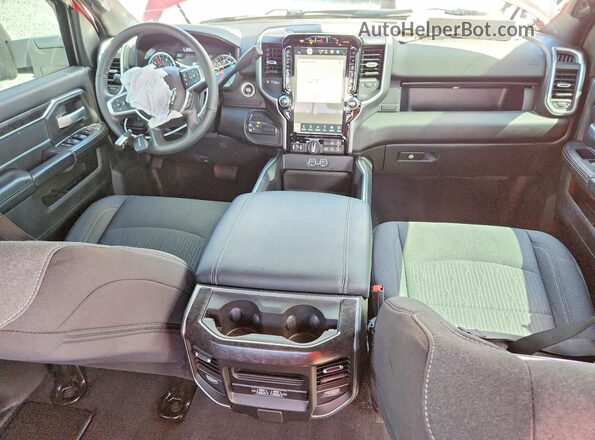 3C6UR5DL8RG222732 2024 RAM 2500 Burgundy Widok deski rozdzielczej