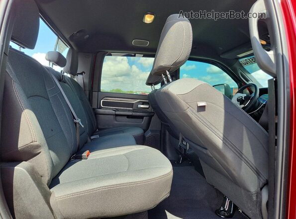 3C6UR5DL8RG222732 2024 RAM 2500 Burgundy Widok tylnych siedzeń