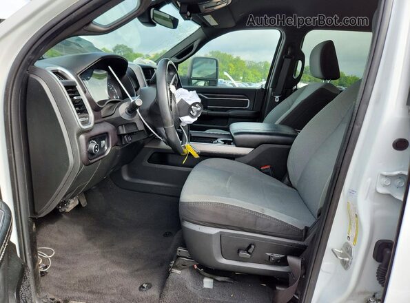 3C6UR5DL9RG159270 2024 RAM 2500 White Widok wnętrza z przodu
