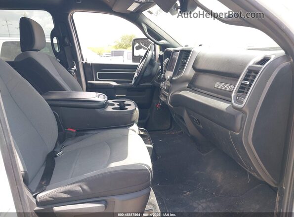 3C6UR5DL9RG340482 2024 RAM 2500 White Widok wnętrza z przodu