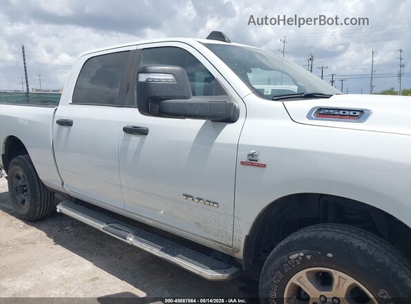 3C6UR5DL9RG340482 2024 RAM 2500 White Widok wnętrza z tyłu