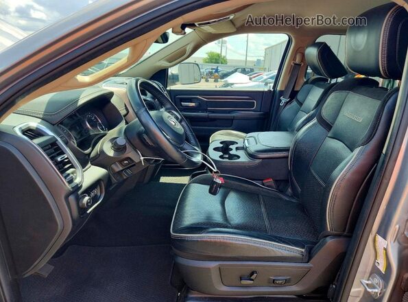 3C6UR5FL3NG184074 2022 RAM 2500 Silver Front interior view