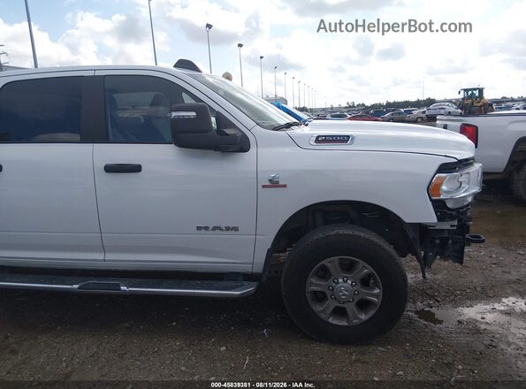 3C6UR5JL9RG343497 2024 RAM 2500 White Widok wnętrza 360 stopni