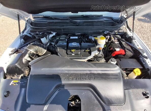 3C7WRTCLXRG203447 2024 RAM 3500 White Widok wnętrza z tyłu
