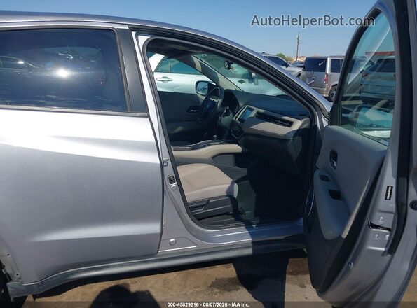 3CZRU5H56JM710991 2018 HONDA HR-V Серебряный Вид салона спереди