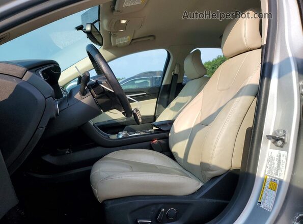 3FA6P0D90JR181526 2018 FORD FUSION Серебряный Вид салона спереди