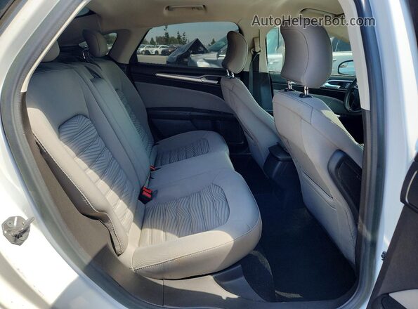3FA6P0G73GR126877 2016 FORD FUSION White Vista de los asientos traseros