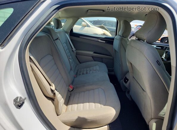 3FA6P0HD3HR116548 2017 FORD FUSION White Vista de los asientos traseros
