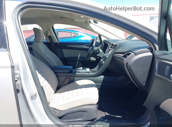 3FA6P0UU2HR330789 2017 FORD FUSION HYBRID Серебряный Вид салона спереди