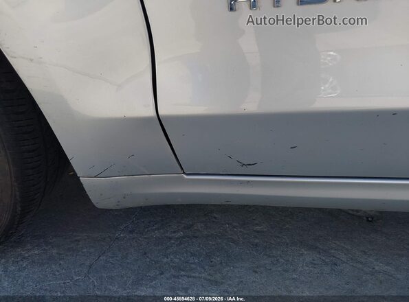 3FA6P0UU2JR100689 2018 FORD FUSION HYBRID Серебряный Вид спереди