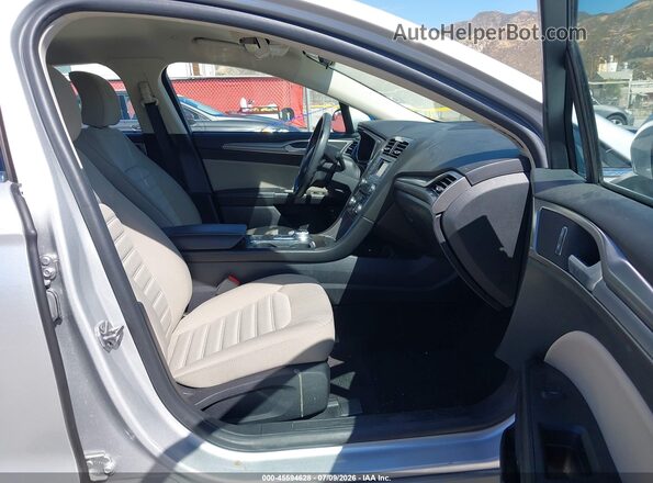 3FA6P0UU2JR100689 2018 FORD FUSION HYBRID Серебряный Вид салона спереди