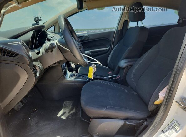 3FADP4BJ8JM130171 2018 FORD FIESTA Белый Вид салона спереди