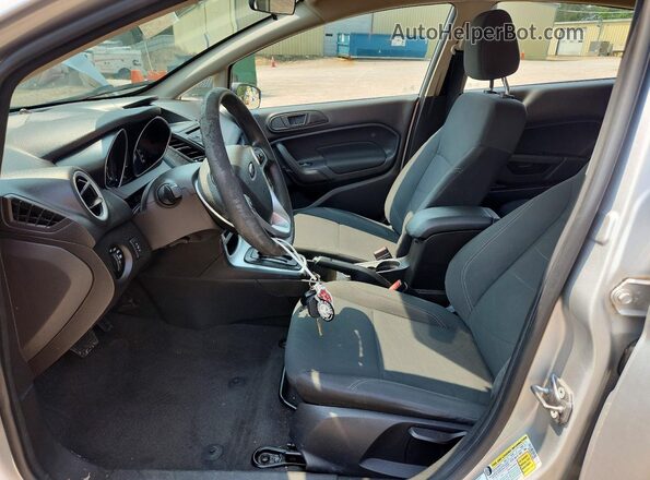 3FADP4EJ6HM114766 2017 FORD FIESTA Silver Widok wnętrza z przodu