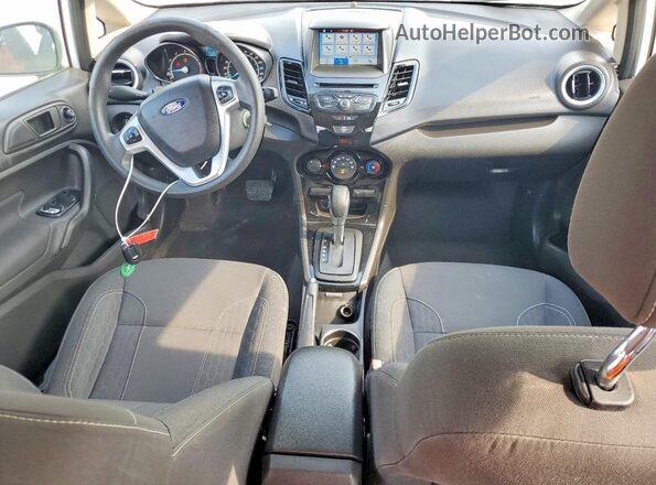 3FADP4EJXKM106404 2019 FORD FIESTA Белый Вид панели приборов