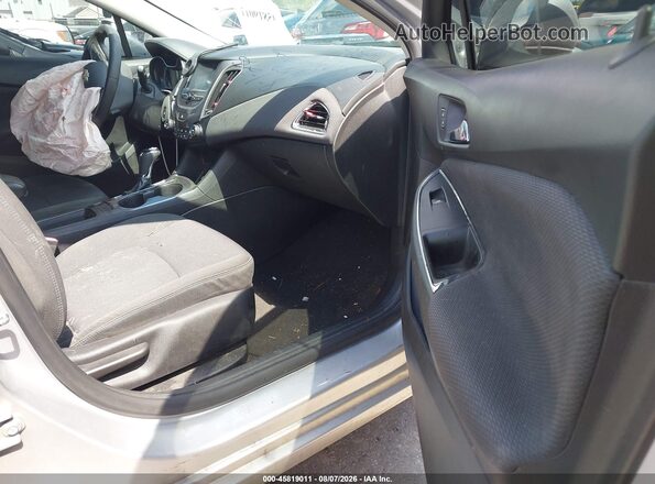 3G1BE6SM5HS599438 2017 CHEVROLET CRUZE Silver Front interior view