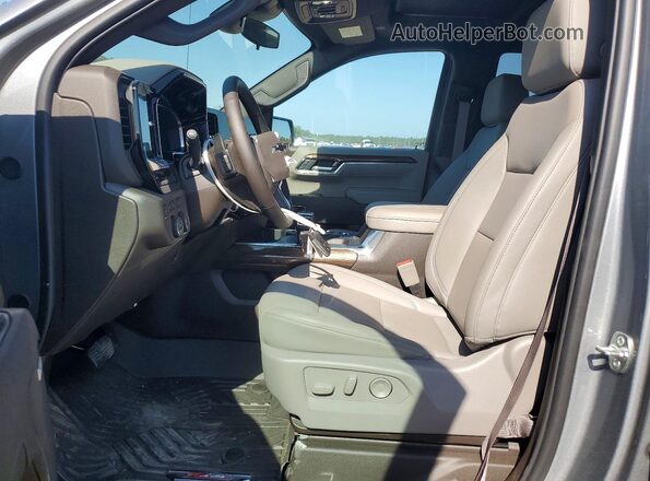 3GCUKFEL7TG372971 2026 CHEVROLET SILVERADO Silver Front interior view