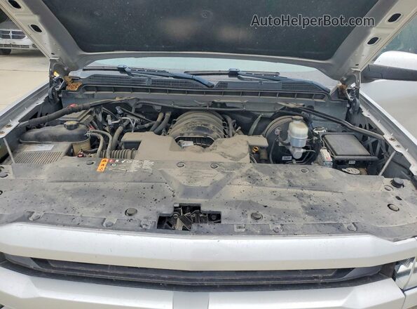 3GCUKREC0JG577109 2018 CHEVROLET 1500 Silver Widok wnętrza z tyłu