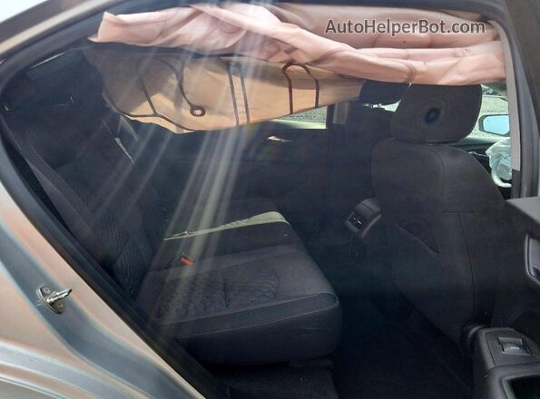 3GNAXJEV1JS593749 2018 CHEVROLET EQUINOX Silver Вид задніх сидінь