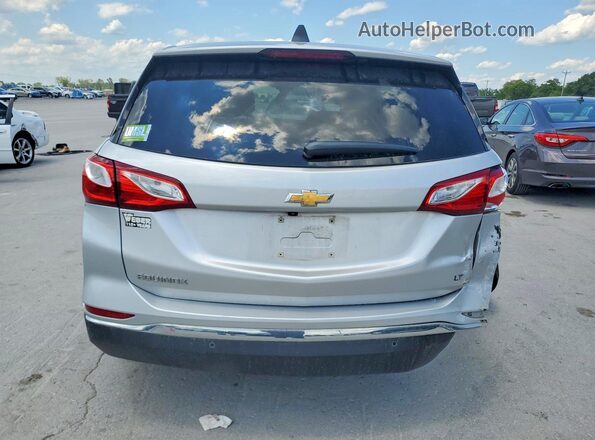 3GNAXJEV3JS585362 2018 CHEVROLET EQUINOX Серебряный Вид сзади