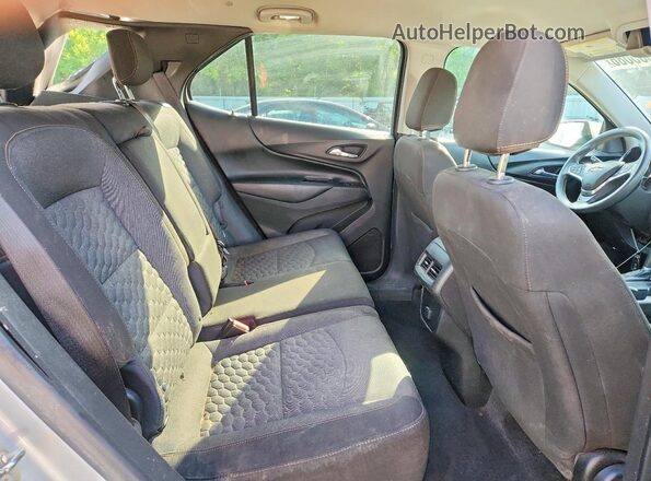 3GNAXJEV8JS577032 2018 CHEVROLET EQUINOX Silver Widok wnętrza z tyłu