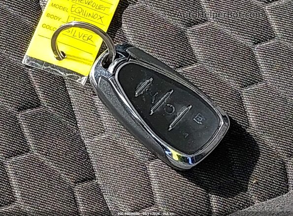 3GNAXKEX1JS517651 2018 CHEVROLET EQUINOX Silver Widok deski rozdzielczej