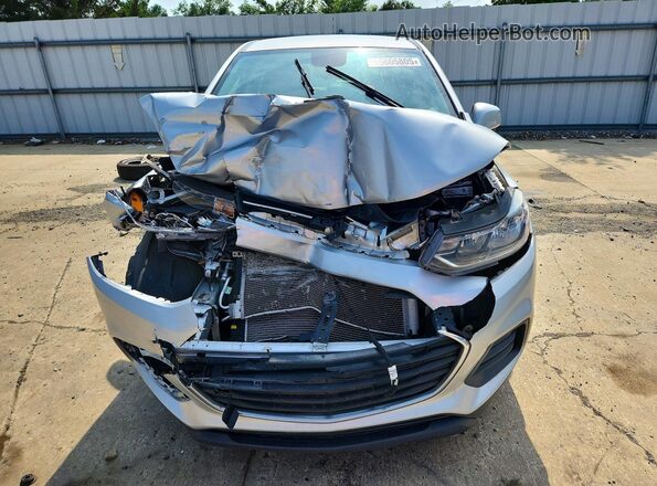 3GNCJKSB6LL245033 2020 CHEVROLET TRAX Silver Widok z przodu