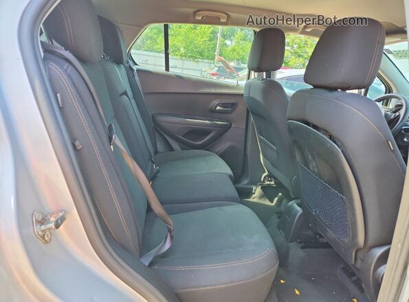 3GNCJKSB6LL245033 2020 CHEVROLET TRAX Silver Widok wnętrza z tyłu