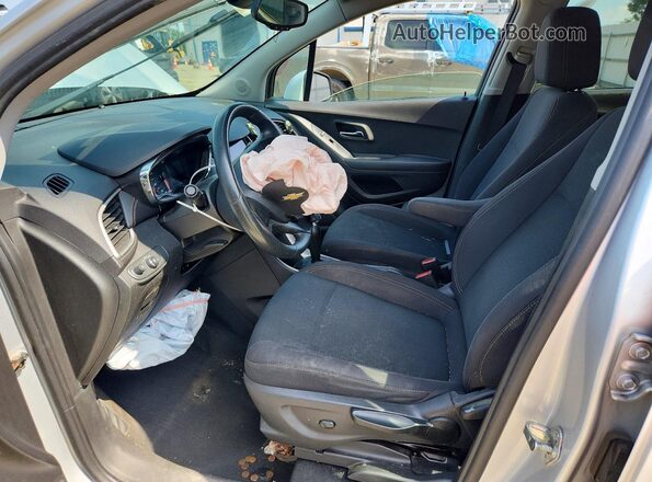 3GNCJKSB6LL245033 2020 CHEVROLET TRAX Silver Widok wnętrza z przodu