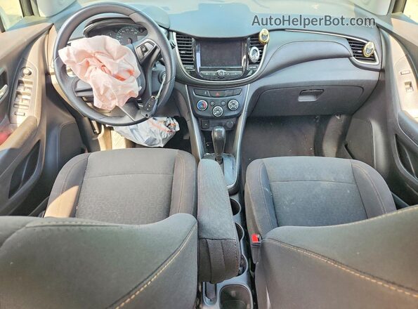 3GNCJKSB6LL245033 2020 CHEVROLET TRAX Silver Widok deski rozdzielczej
