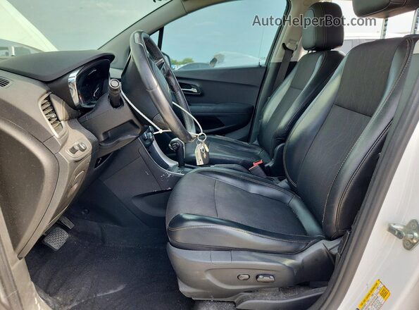 3GNCJLSB0JL221197 2018 CHEVROLET TRAX Белый Вид салона спереди