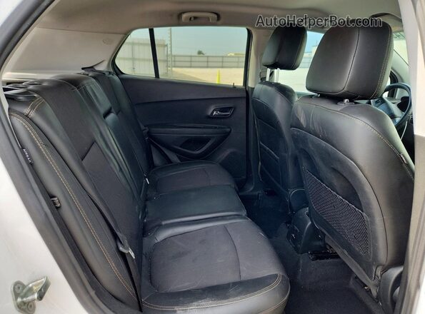 3GNCJLSB0JL221197 2018 CHEVROLET TRAX Белый Вид задней части салона