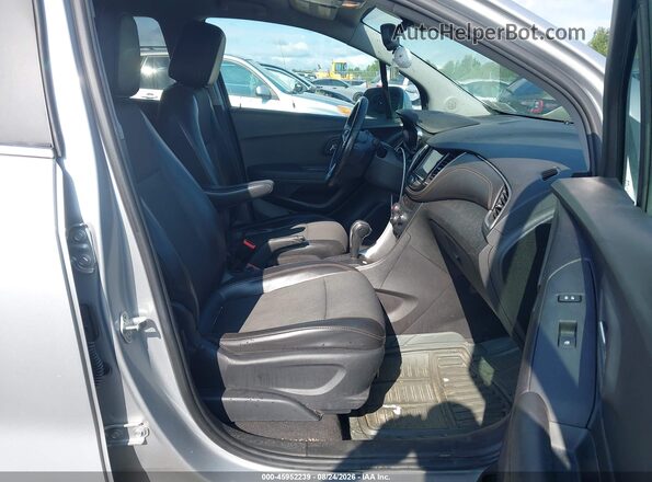 3GNCJPSB0JL233499 2018 CHEVROLET TRAX Silver Вид салону спереду