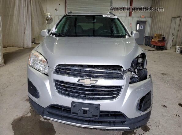 3GNCJPSB3GL221193 2016 CHEVROLET TRAX Серебряный Вид спереди