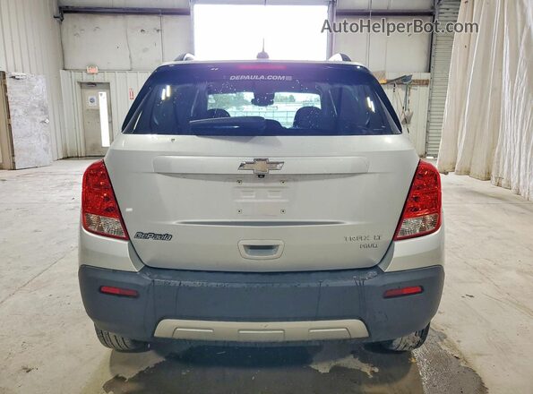 3GNCJPSB3GL221193 2016 CHEVROLET TRAX Серебряный Вид сзади