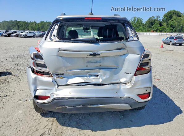 3GNCJPSB9LL178859 2020 CHEVROLET TRAX Серебряный Вид сзади