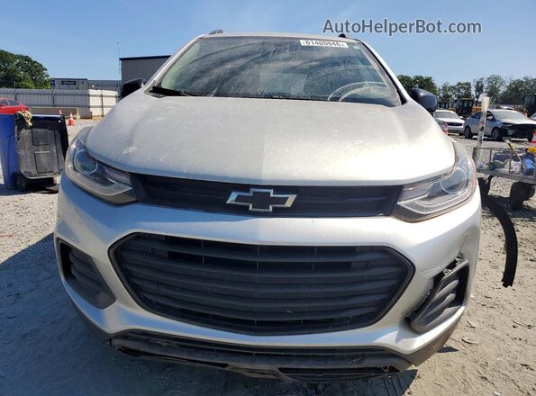 3GNCJPSB9LL178859 2020 CHEVROLET TRAX Серебряный Вид спереди