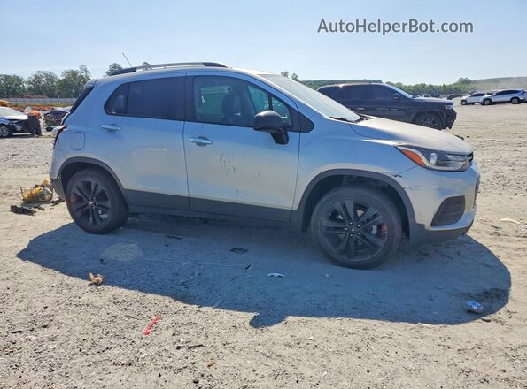 3GNCJPSB9LL178859 2020 CHEVROLET TRAX Серебряный Передняя правая четверть