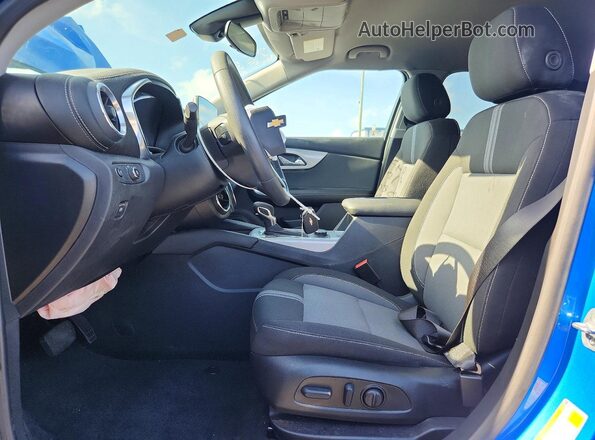 3GNKBCR46SS122634 2025 CHEVROLET BLAZER Blue Front interior view