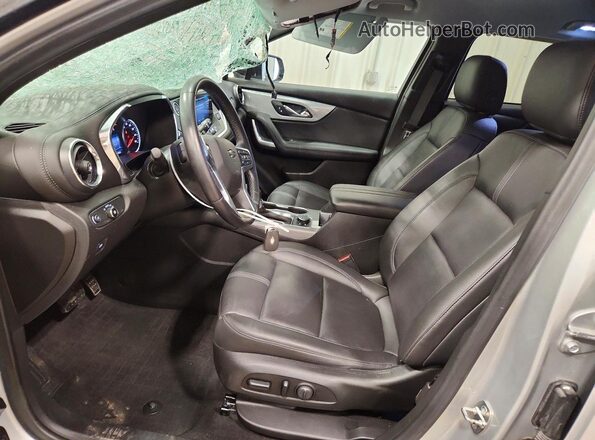 3GNKBJRSXMS510021 2021 CHEVROLET BLAZER Серебряный Вид салона спереди