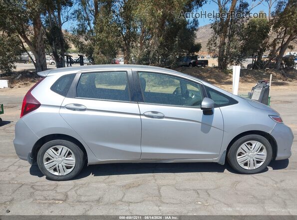 3HGGK5G46JM719705 2018 HONDA FIT Серебряный Вид задней части салона