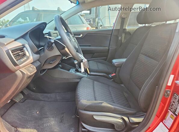 3KPA24AB4JE095256 2018 KIA RIO Красный Вид салона спереди