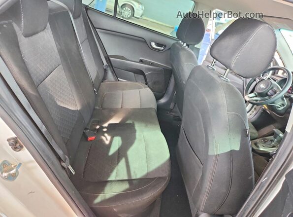3KPA24AB8KE182899 2019 KIA RIO White Vista de los asientos traseros