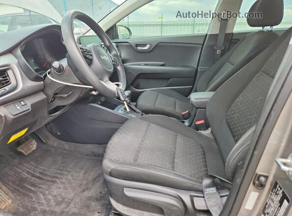 3KPA24AD0NE450432 2022 KIA RIO Gray Widok wnętrza z przodu