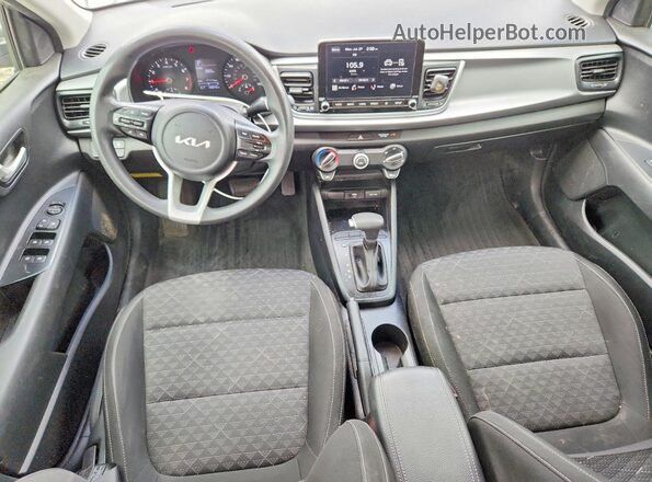 3KPA24AD0NE450432 2022 KIA RIO Gray Widok deski rozdzielczej