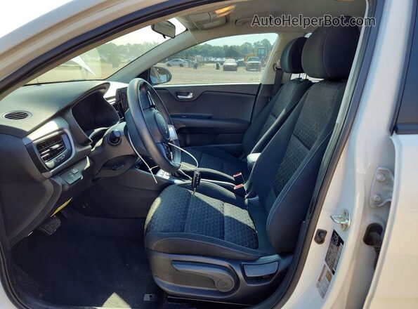 3KPA24AD2NE443899 2022 KIA RIO White Вид салону спереду