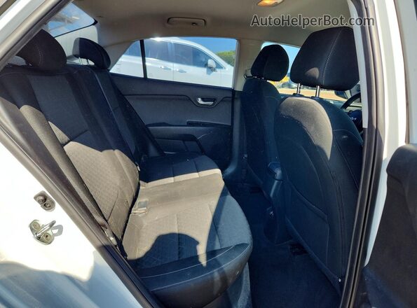 3KPA24AD2NE443899 2022 KIA RIO White Вид задніх сидінь