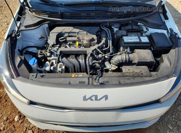 3KPA24AD2NE443899 2022 KIA RIO White Вид задньої частини салону