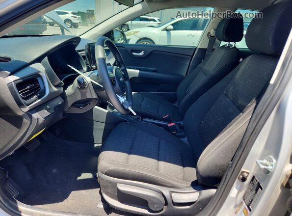 3KPA24AD2NE463697 2022 KIA RIO Silver Սալոնի դիմացի տեսք