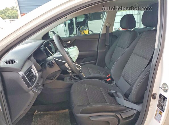 3KPA24AD2PE518698 2023 KIA RIO White Widok wnętrza z przodu