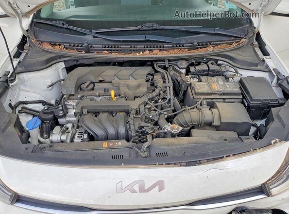 3KPA24AD2PE518698 2023 KIA RIO White Widok wnętrza z tyłu